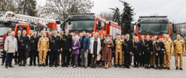 Uroczystość powołania Zastępcy Komendanta Powiatowego Państwowej Straży Pożarnej w Namysłowie. Wspólne zdjęcie grupowe na placu Komendy Powiatowej PSP w Namysłowie wszystkich uczestników uroczystości.