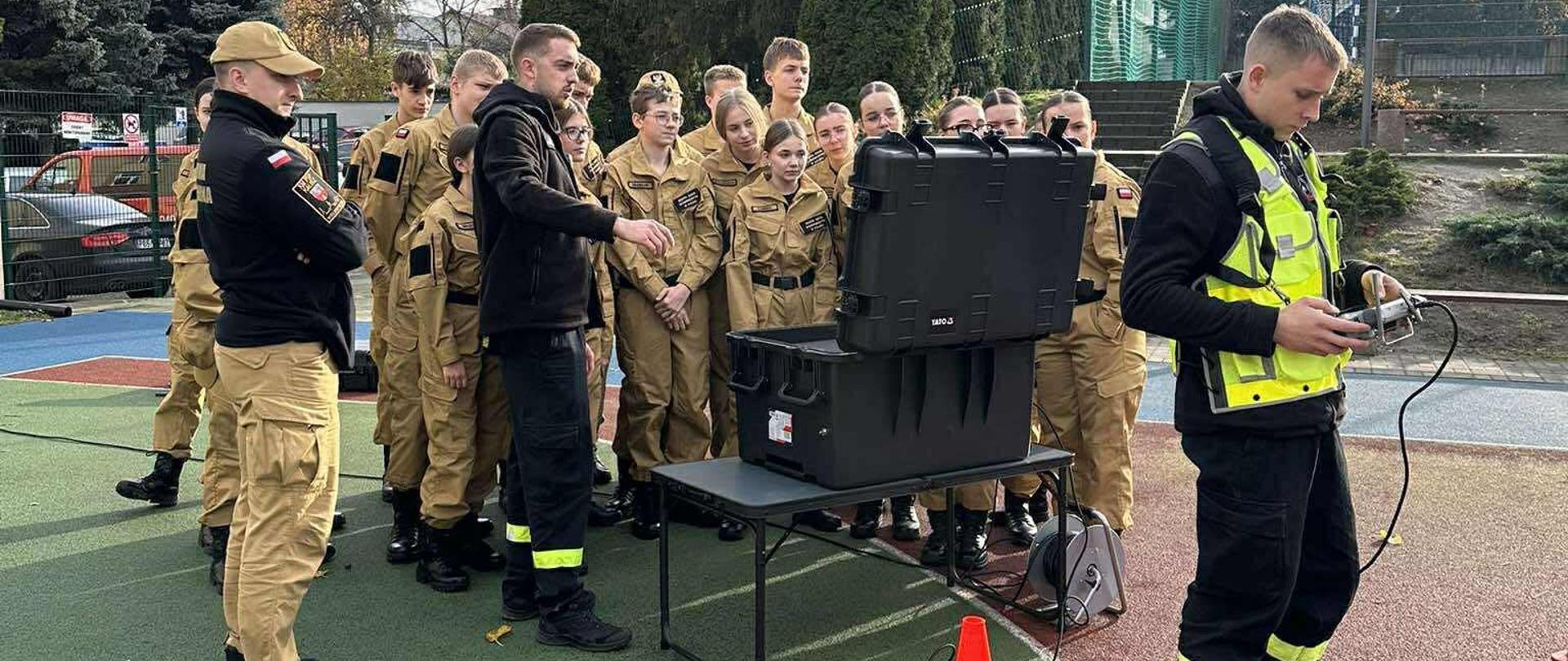 Strażacy operują dronem. 