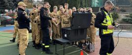 Strażacy operują dronem. 