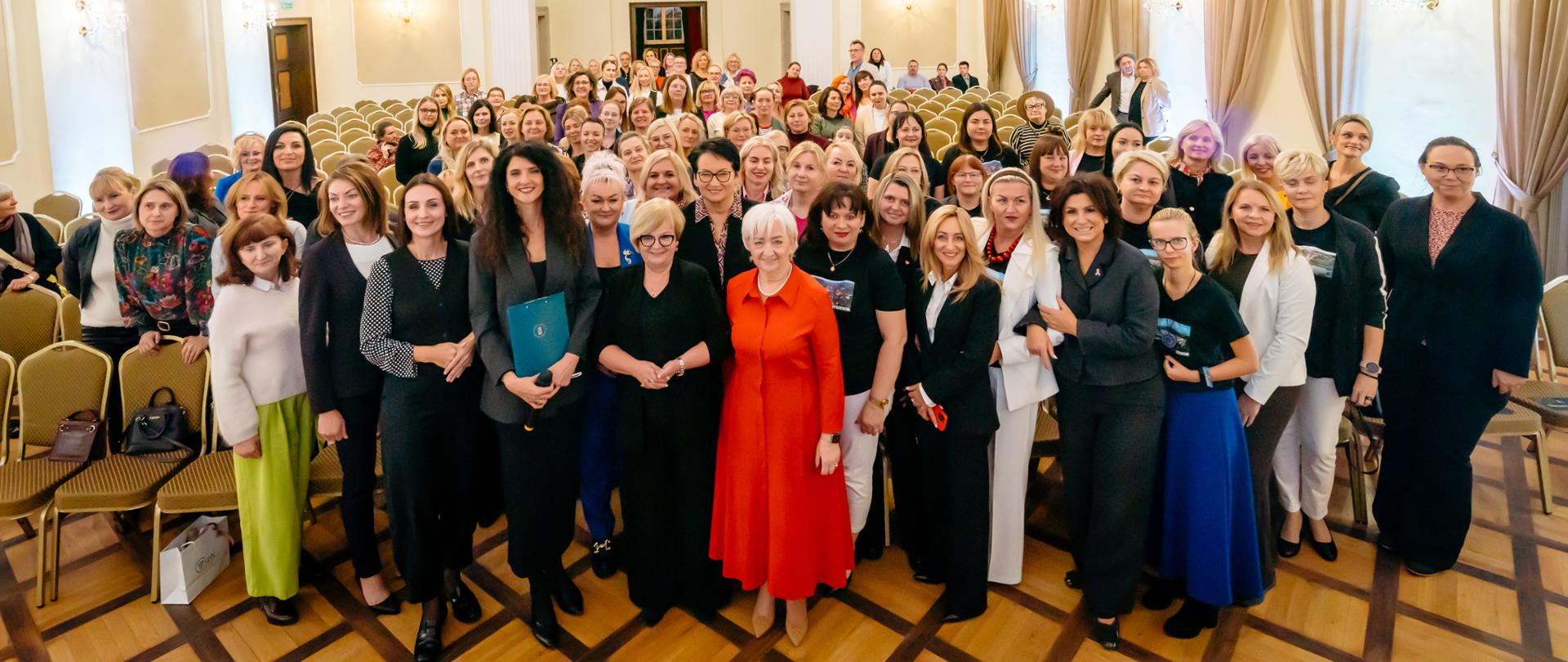Wojewoda łódzki Dorota Ryl, wojewoda podkarpacka Teresa Kubus-Hul, wojewoda pomorska Beata Rutkiewicz, wojewoda dolnośląska Anna Żabska oraz wojewoda opolska Monika Jurek w sali konferencyjnej w Zamku Książ w Wałbrzychu. Spotkanie z cyklu "Zamek Kobiet" pt. "Wojewoda jest kobietą".