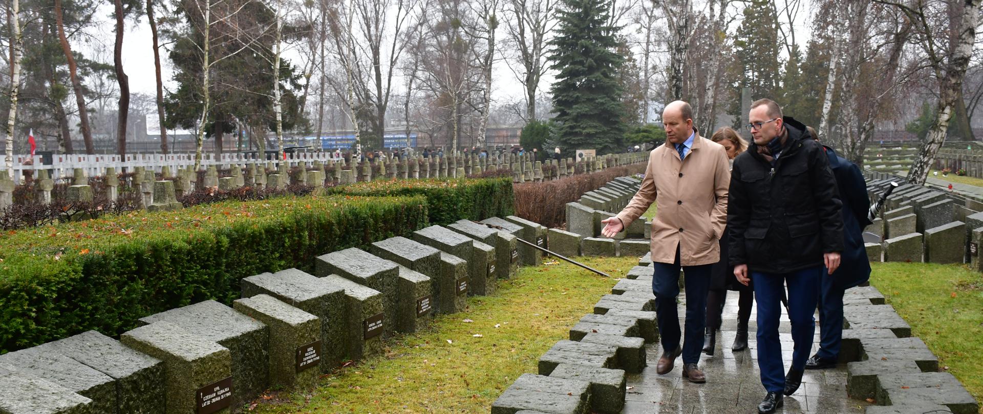 Wojewoda Mazowiecki Konstanty Radziwiłł oraz Pełnomocnik Wojewody do Spraw Kombatantów i Osób Represjonowanych Piotr Oleńczak, 