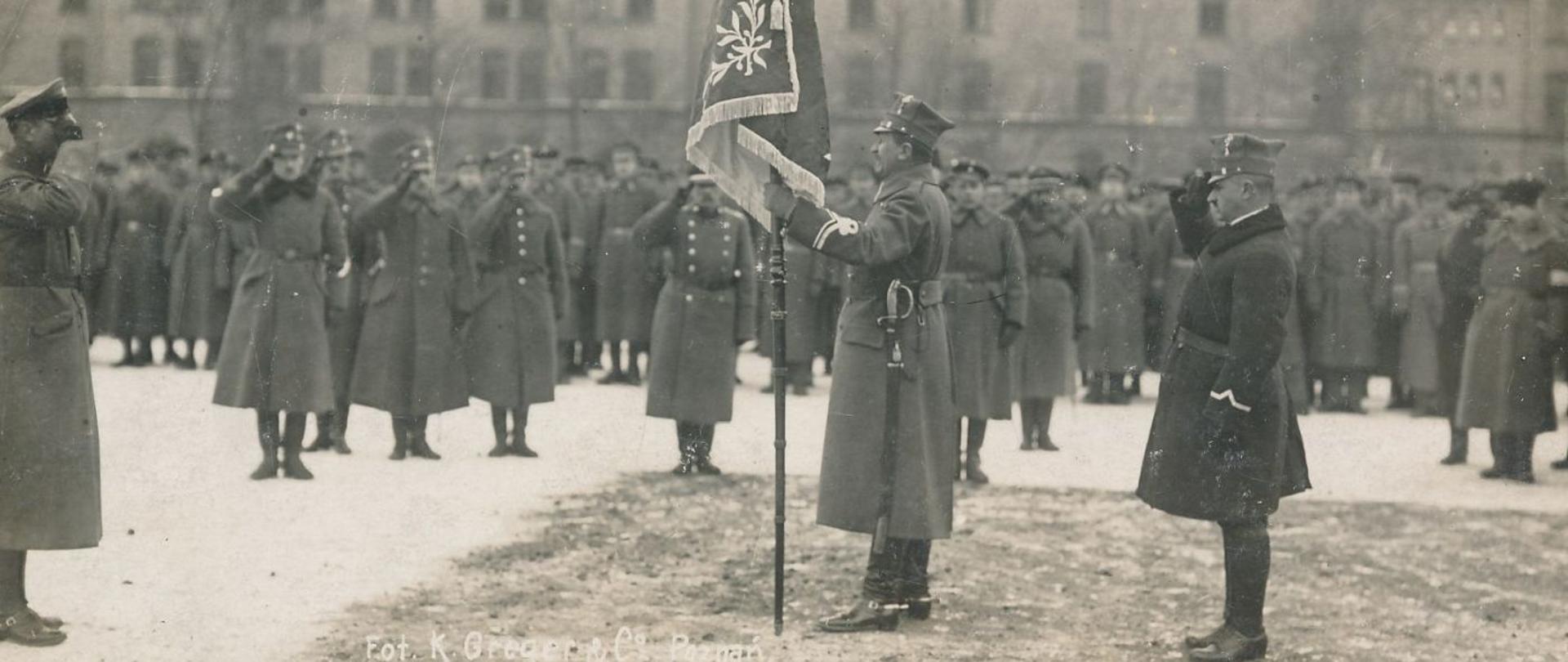 Józef Dowbór-Muśnicki tábornok átadja a zászlót 1. Nagylengyelországi Lövész Ezrednek (1919. február 4.)