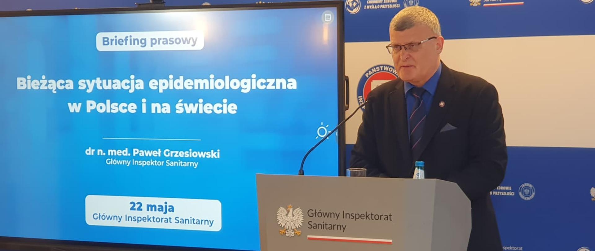 Dr n. med. Paweł Grzesiowski podczas konferencji prasowej