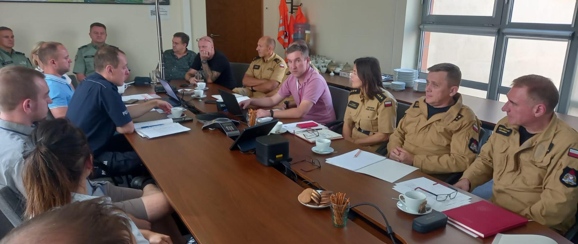 PRZEDSTAWICIELE OPERATORA I SŁUŻB PODCZAS SPOTKANIA DOTYCZĄCEGO BEZPIECZEŃSTWA NA AUTOSTRADZIE A1