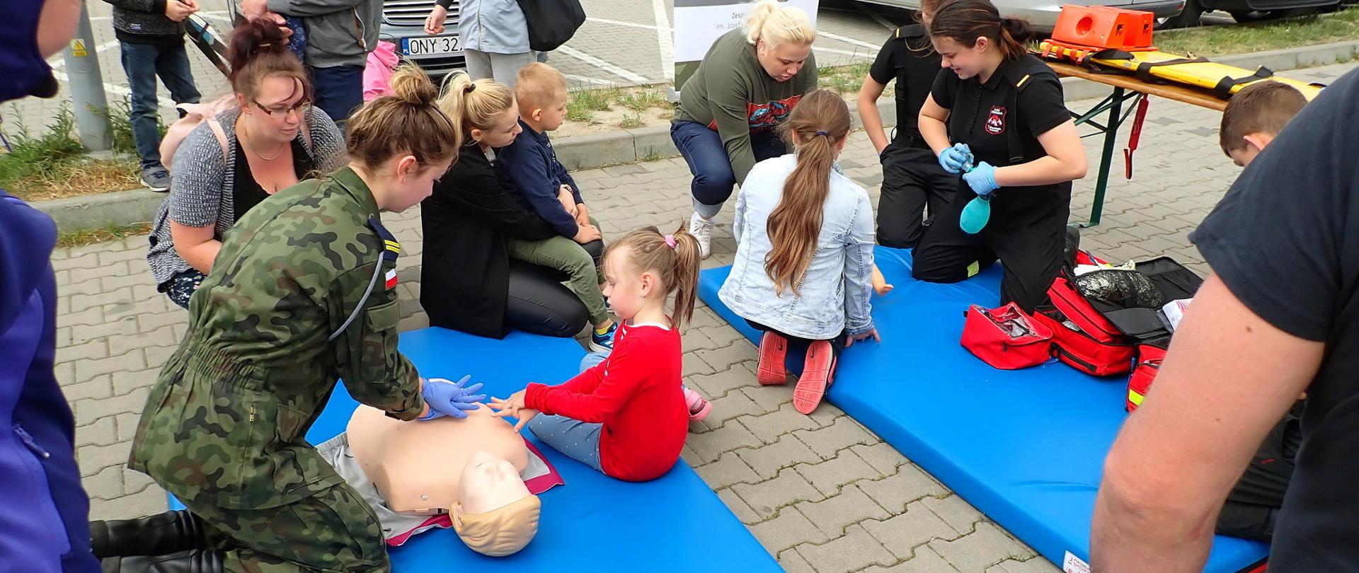 Nauka wykonywania RKO przez dzieci, przy pomocy żołnierzy 