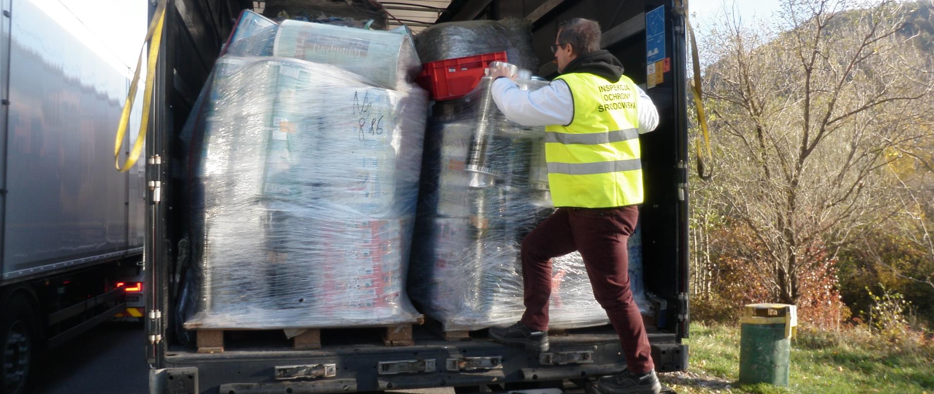 Inspektor WIOŚ kontroluje pojazd przewożący odpady. 