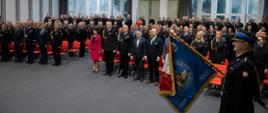 Zdjęcie przedstawia zgromadzonych na sali funkcjonariuszy Państwowej Straży Pożarnej oraz gości uczestniczących w uroczystości wręczenia medali, odznaczeń i wyższych stopni z okazji Narodowego Święta Niepodległości.