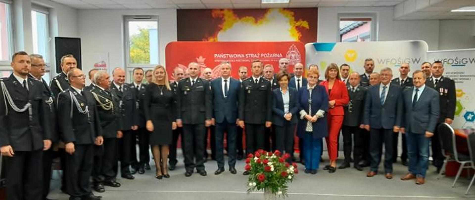 zdjęcie grupowe strażakó oraz kobiet i mężczyzn n