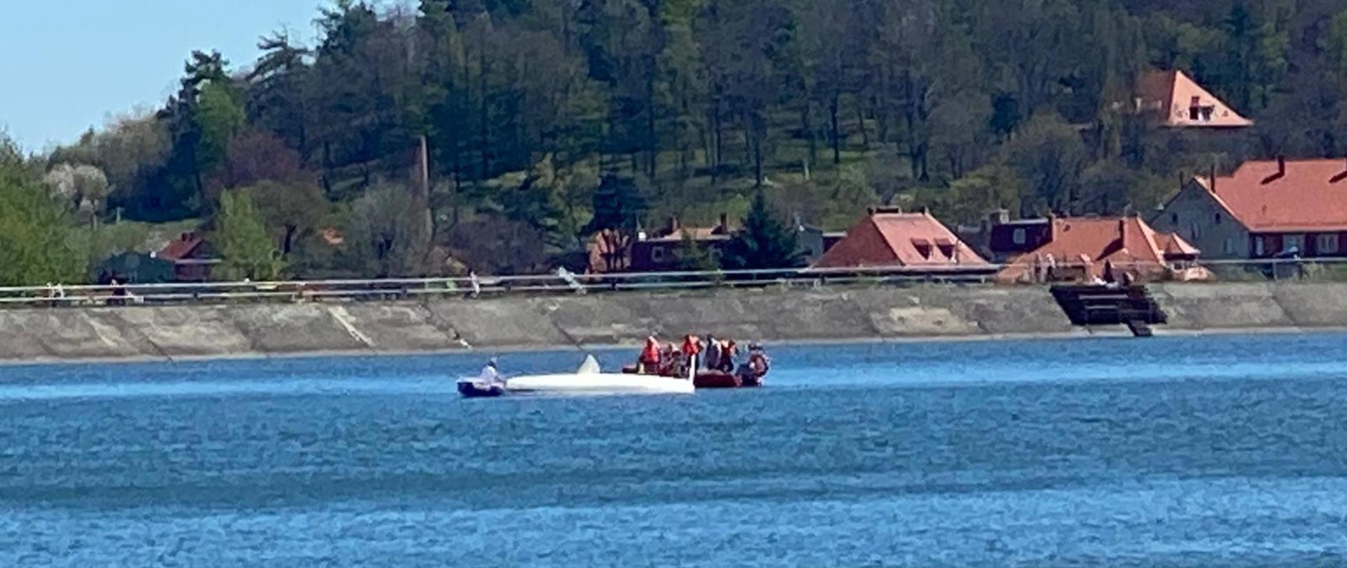 Przewrócona łódź na Jeziorze Bielawskim