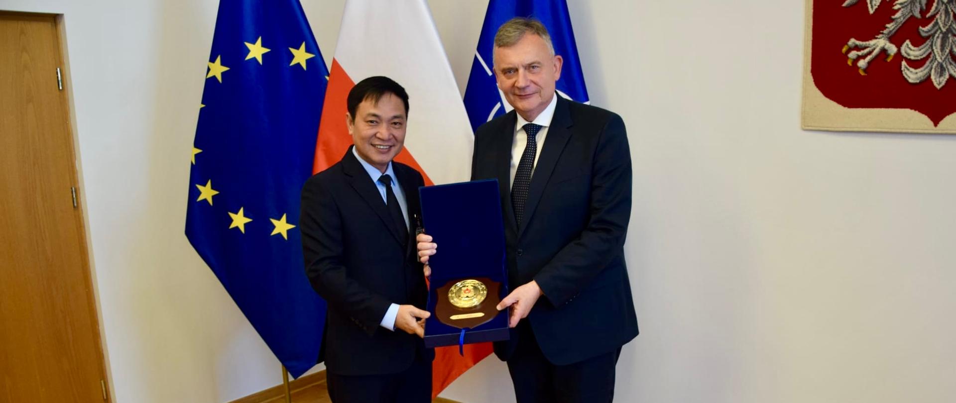 21 sierpnia 2025 r., wiceminister obrony narodowej Paweł Bejda spotkał się z wietnamską delegacją pod przewodnictwem kontradmirała Le Ba Quan-a, zastępcy dowódcy Marynarki Wojennej Wietnamu. Rozmowy koncentrowały się na zacieśnianiu współpracy w sferze obronności.