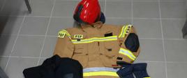 Zdjęcie przedstawia ubranie specjalne strażaka