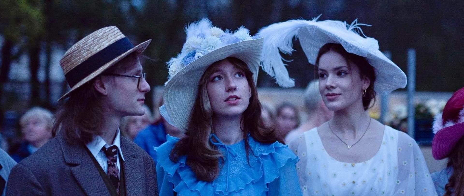 Fotoreportaż pokazujący zaangażowanie słuchaczy Studium Animatorów Kultury w Kaliszu podczas oficjalnego otwarcia fontanny "Noce i dnie" w Kaliszu