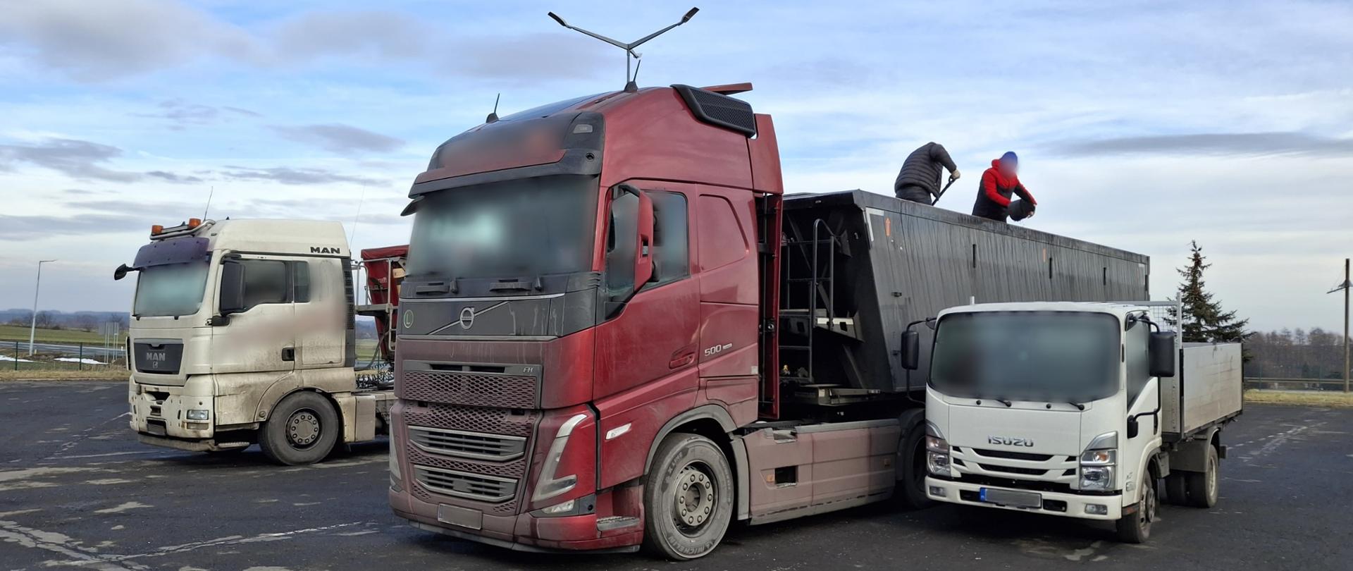 Kontrolowane pojazdy podczas kontroli na punkcie kontrolnym opolskiej Inspekcji Transportu Drogowego