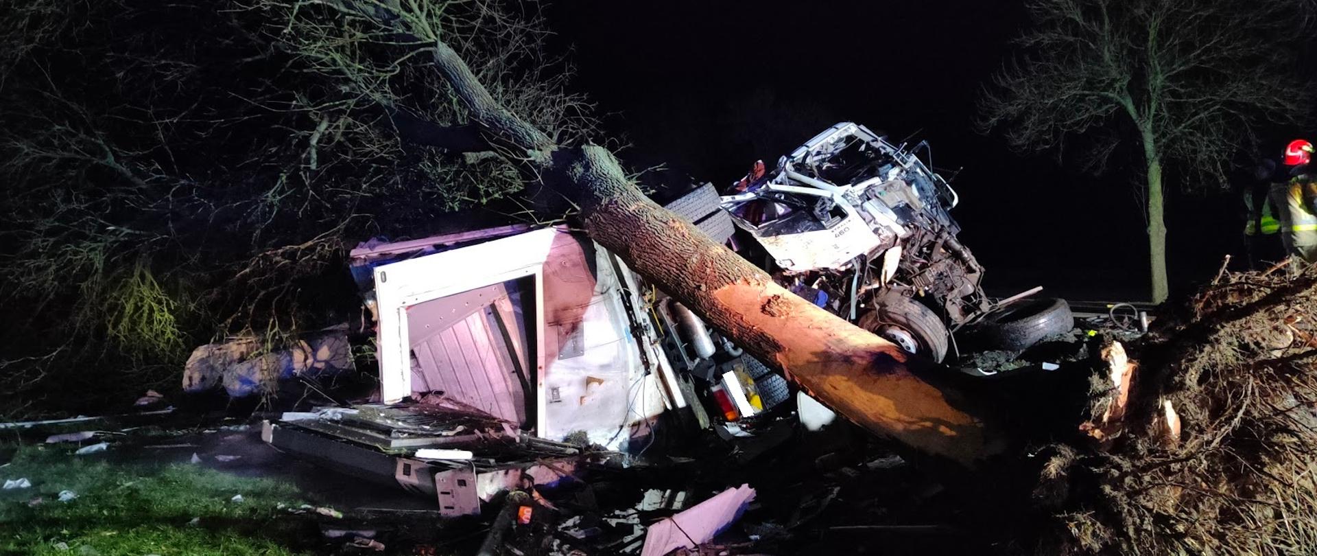 Wypadek samochodu ciężarowego na DK 19 w Knorydach