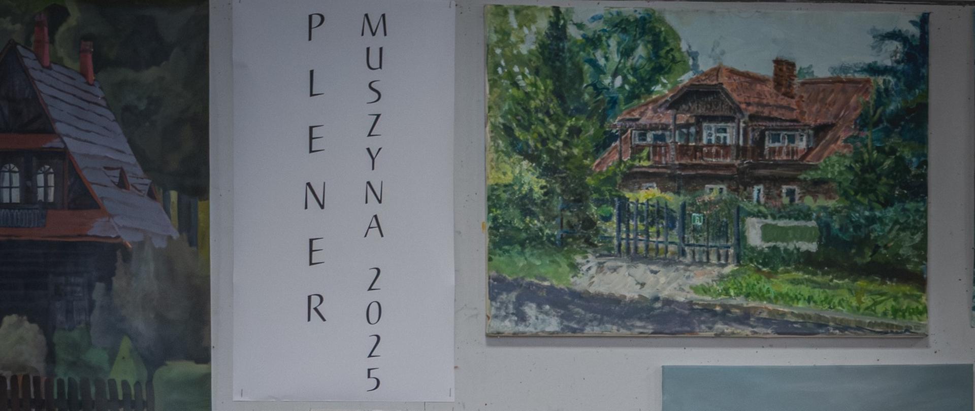 Zdjęcie przedstawia osobę prezentującą prace plastyczne na wystawie - podsumowaniu pleneru artystycznego. Oto szczegóły:
Tło: Na ścianie znajduje się wiele prac wykonanych w różnych technikach – zarówno malarskich (farby olejne lub akrylowe), jak i rysunkowych (ołówkiem, węglem).
Tematyka prac obejmuje pejzaże, architekturę (drewniane domy, zabudowania), elementy miejskie (latarnia, ulica), oraz detale rzeźbiarskie (figurka lwa).
Widoczny jest napis „PLENER MUSZYNA 2025"
Osoba na pierwszym planie:
Ubrana w długi, pomarańczowy sweter i sukienkę w podobnym odcieniu.
Na szyi ma naszyjnik z dużych koralików w różnych kolorach.
Gestykuluje prezentując wystawę.
Charakter zdjęcia:
Dokumentacja artystycznego wydarzenia – pleneru malarskiego, gdzie uczestnicy prezentują swoje prace.
Atmosfera edukacyjno-artystyczna.