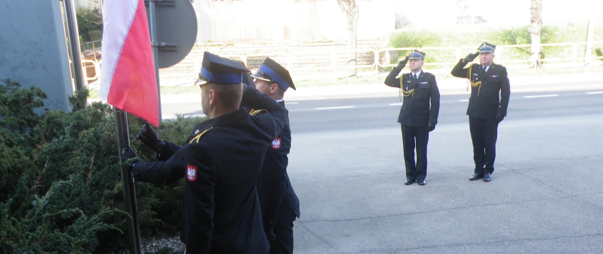 Podniesienie flagi państwowej przed budynkiem komendy