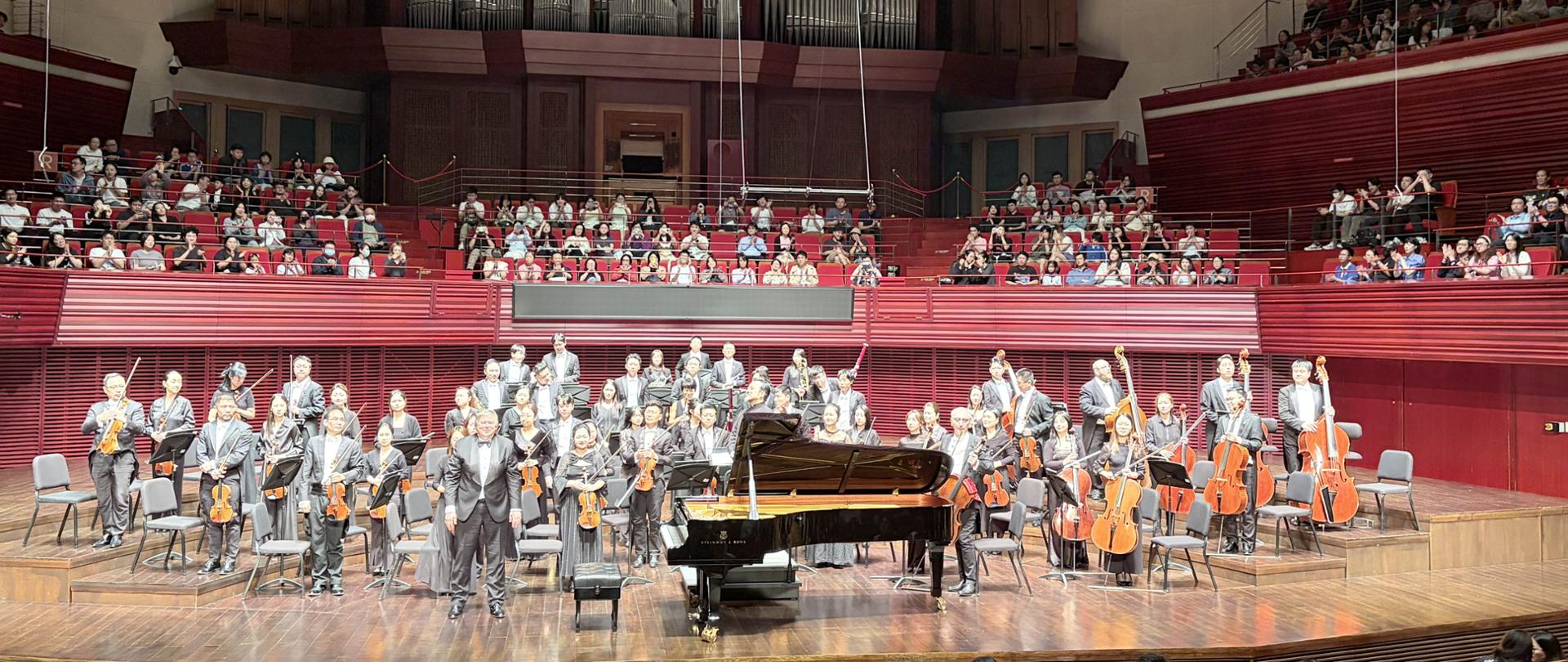 Orkiestra symfoniczna i solista na scenie filharmonii w Shenzhen podczas koncertu inauguracyjnego Festiwalu Kultury Polskiej.