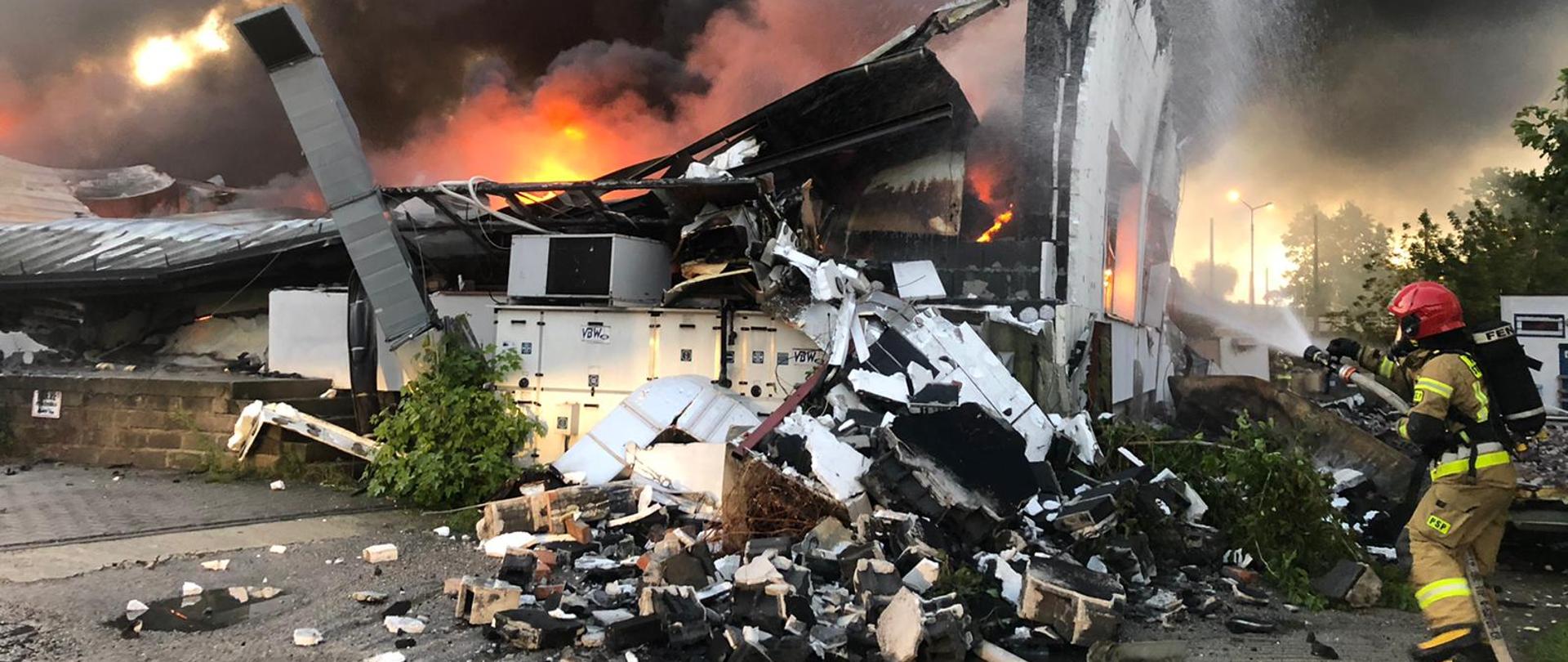 Strażak podaje wodę