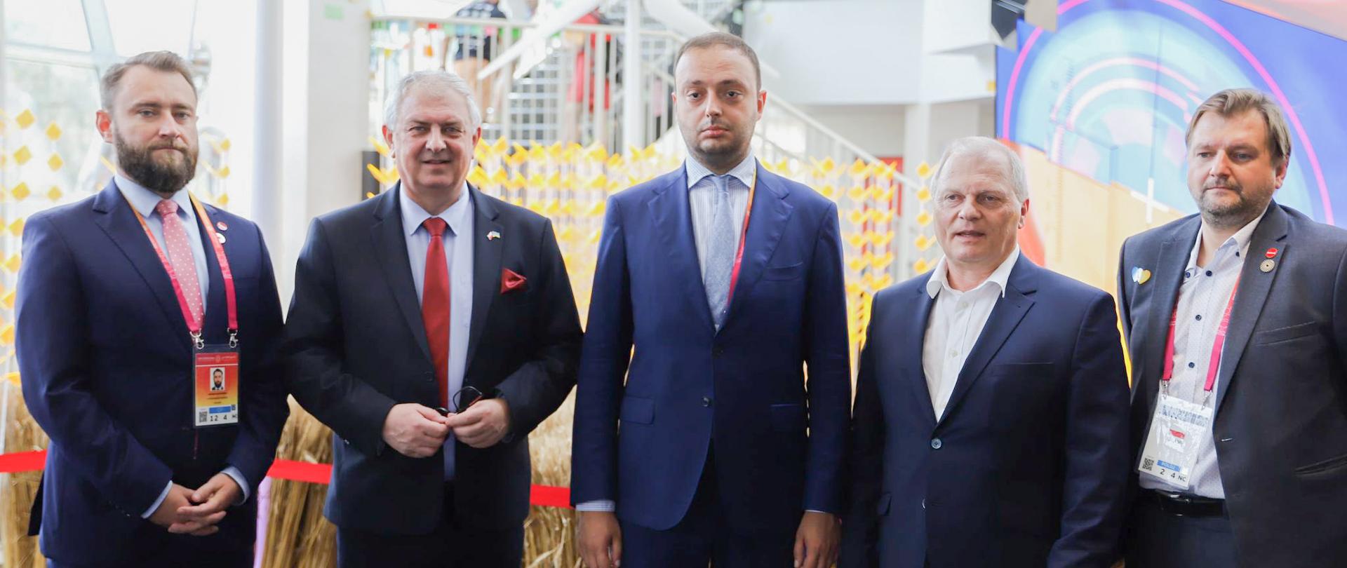 Wiceminister rozwoju i technologii Grzegorz Piechowiak na Expo w Dubaju, marzec 2022, stoją - wraz z innymi uczestnikami spotkania 