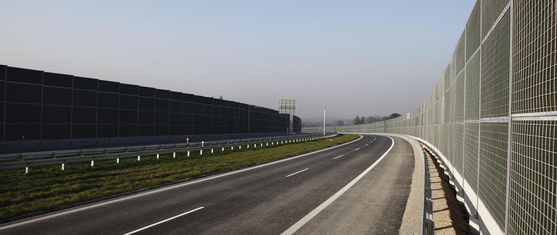 Szeroka, dwujezdniowa droga o dwóch pasach ruchu w każdym kierunku. Przy niej ustawione są ekrany akustyczne w celu ograniczenia hałasu generowanego przez przejeżdżające drogą samochody