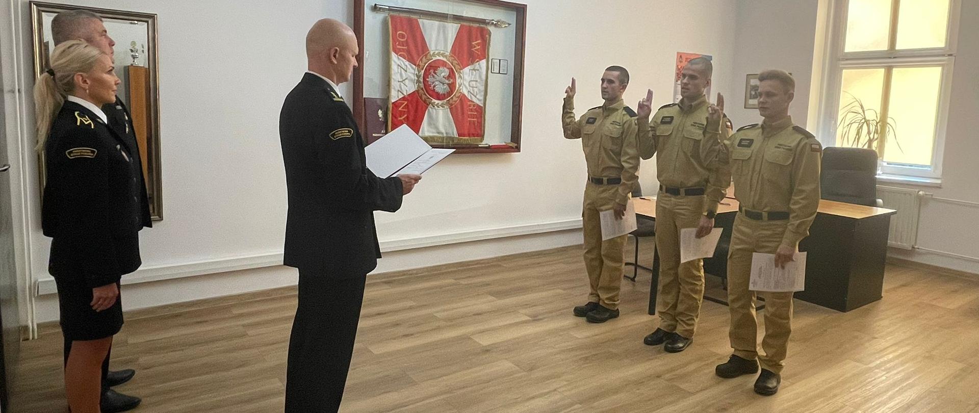 Ślubowanie nowych funkcjonariuszy w KP PSP Nysa