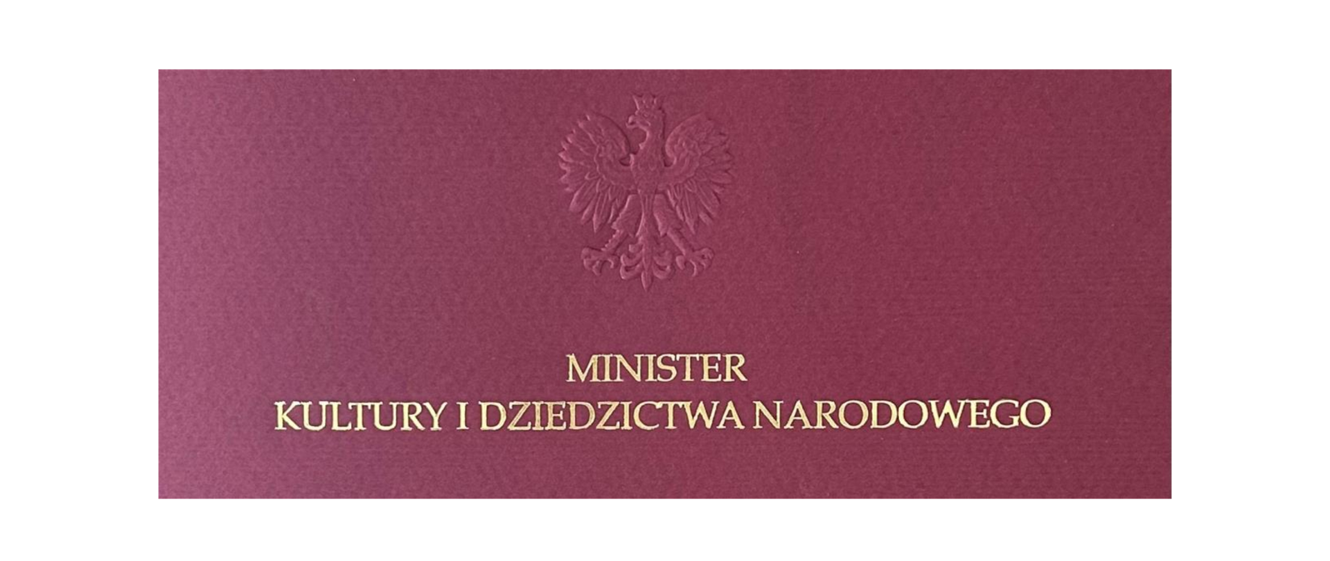 Obraz w kolorze bordowym z napisem MKiDN