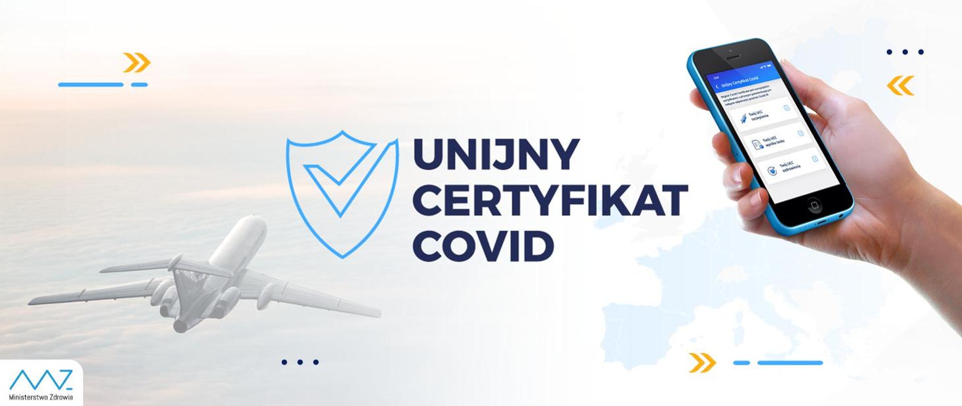 Unijny certyfikat COVID - na pierwszym planie telefon trzymany w dłoni na tle Europy. Na drugim planie lecący samolot pasażerski. 