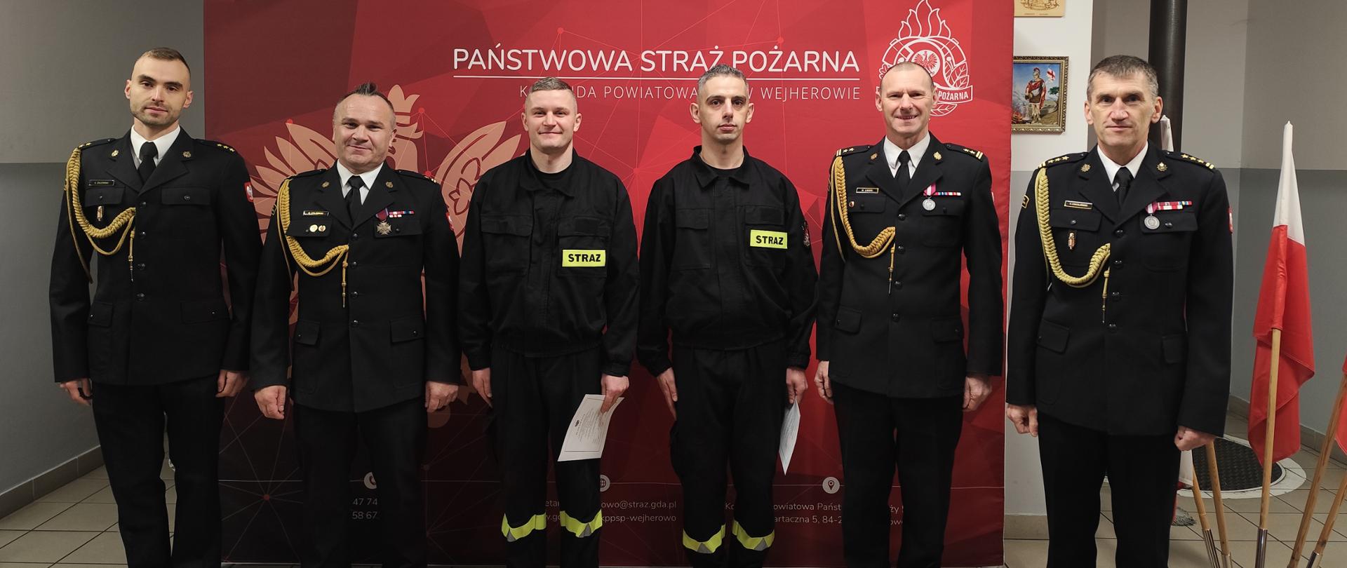 na zdjęciu funkcjonariusze PSP