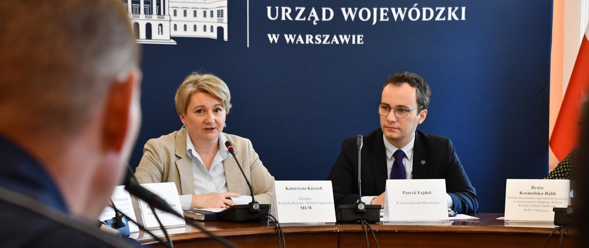 na zdjęciu grupa osób siedzi przy okrągłym stole