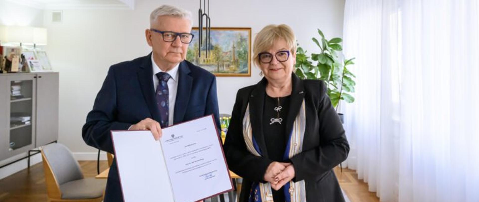 Zdjęcie przedstawia wojewodę podkarpackiego Teresę Kubas-Hul i konsultanta wojewódzkiego w dziedzinie medycyny rodzinnej Roberta Miazgę