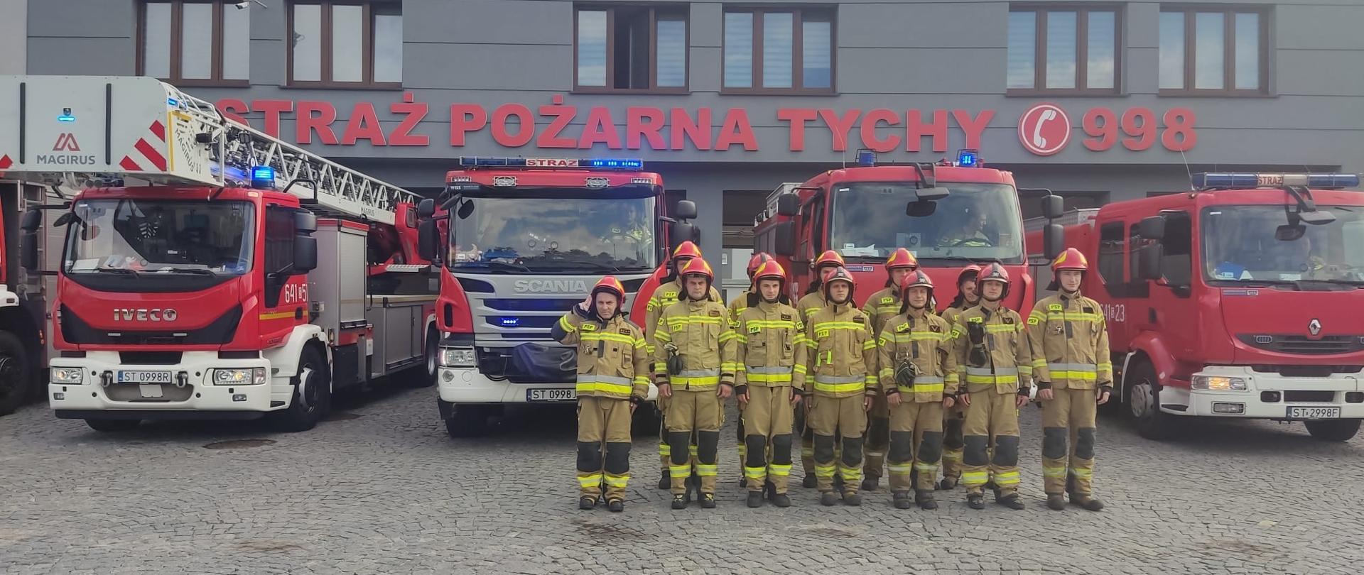 Strażacy na uroczystej zbiórce przed budynkiem straży pożarnej uczcili pamięć tych, którzy zginęli za wolność stolicy i niepodległość Polski