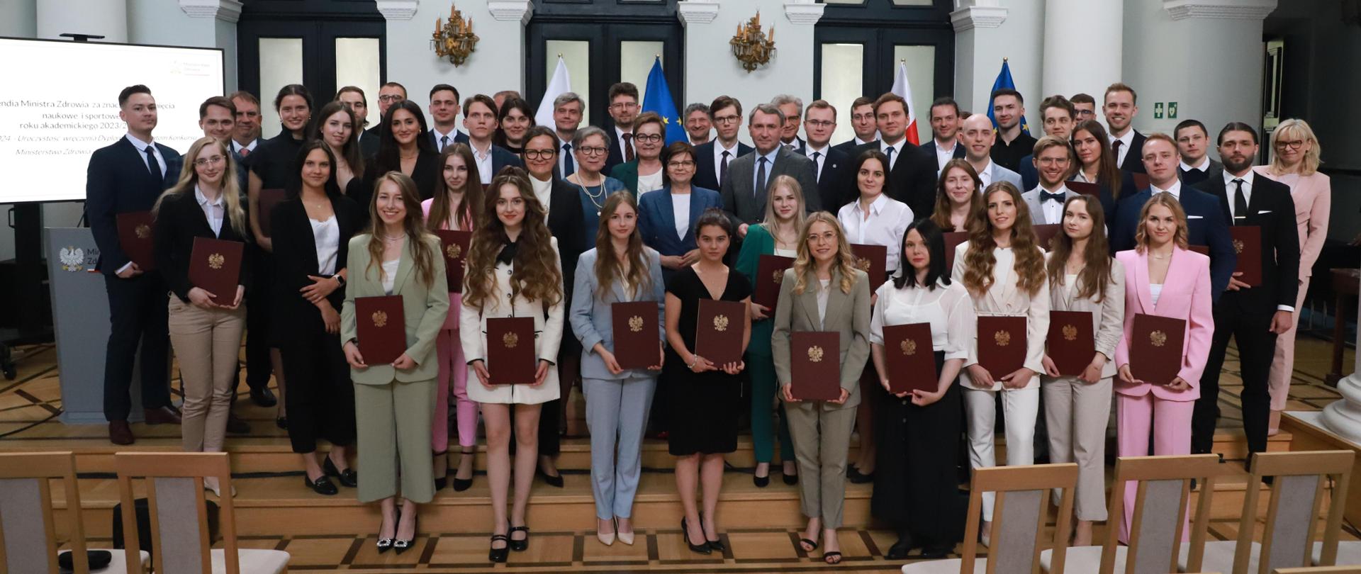 zdjęcie z uroczystości przyznania stypendiów dla studentów medycyny