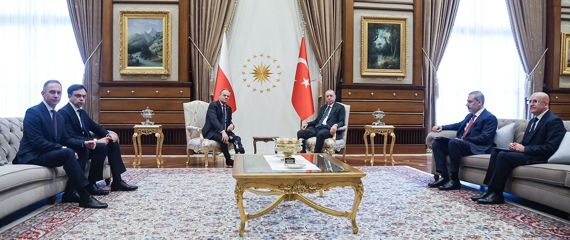12 marca br. premier Donald Tusk udał się do Ankary na spotkanie z Prezydentem Recepem Tayyipem Erdoğanem. Liderzy omówili sytuację związaną z wojną w Ukrainie, współpracę sojuszniczą w ramach NATO oraz relacje dwustronne, w tym przede wszystkim w dziedzinie gospodarki i bezpieczeństwa. W składzie rządowej delegacji był wiceminister obrony narodowej Cezary Tomczyk. 
