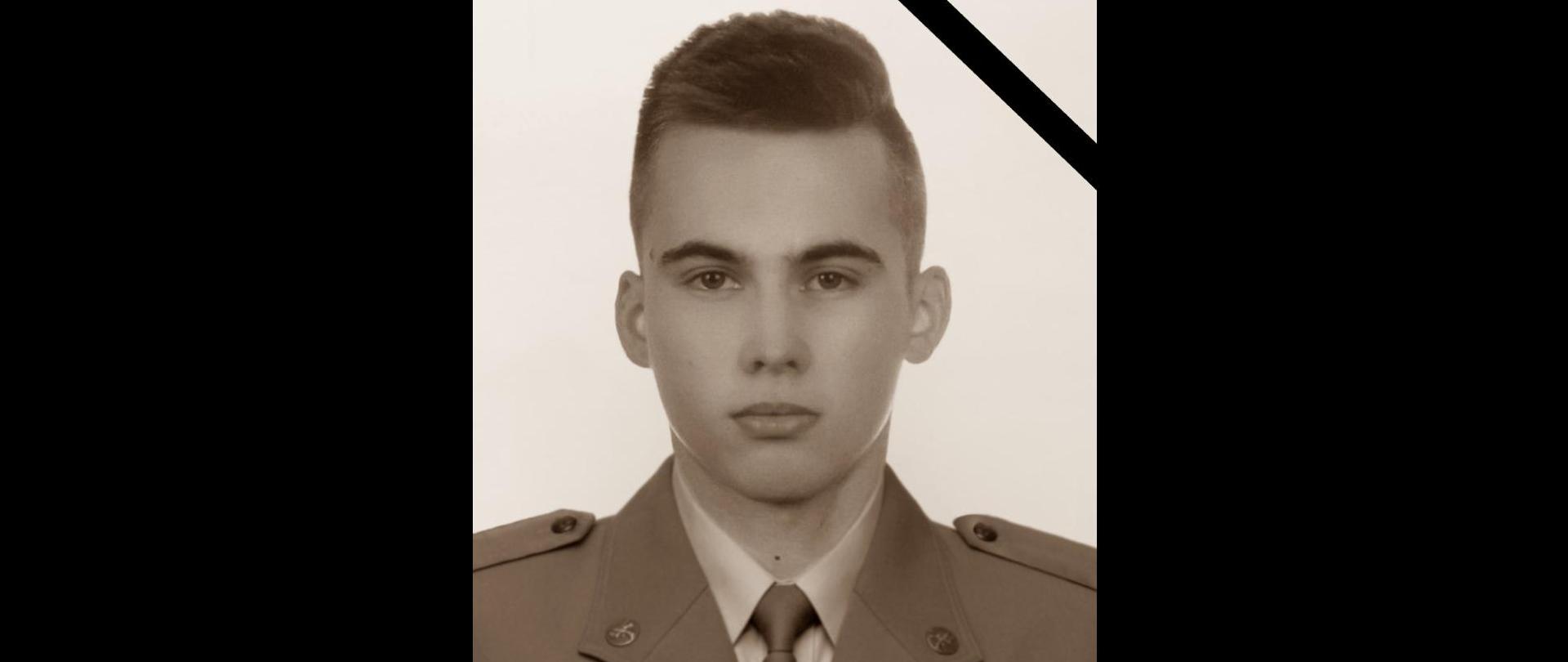 W dniu dzisiejszym o godz. 12:00 Strażacy Komendy Powiatowej PSP w Kamieniu Pomorskim oddadzą hołd zmarłemu tragicznie sierż. Mateusz Sitek