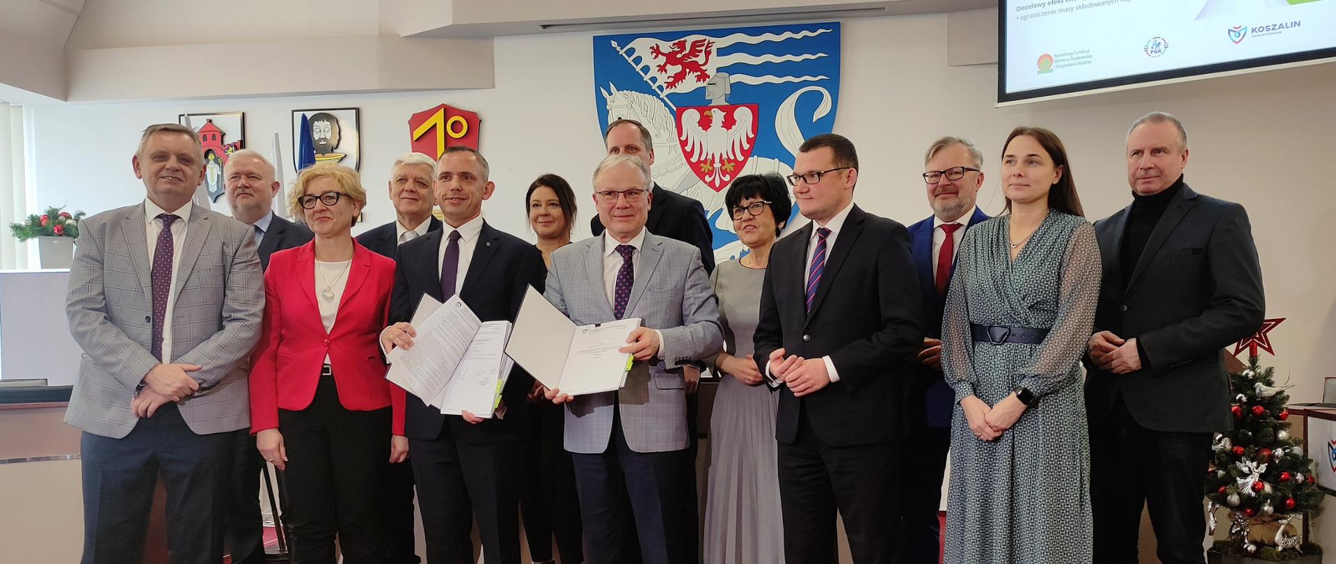 Paweł Mirowski, zastępca prezesa zarządu NFOŚiGW zdjęcie grupowe podczas uroczystego podpisania umowy w Koszalinie.