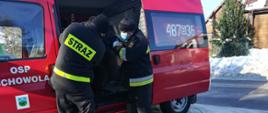 Zdjęcie przedstawia strażaków OSP dowożących ludzi na szczepienia przeciw COVID19