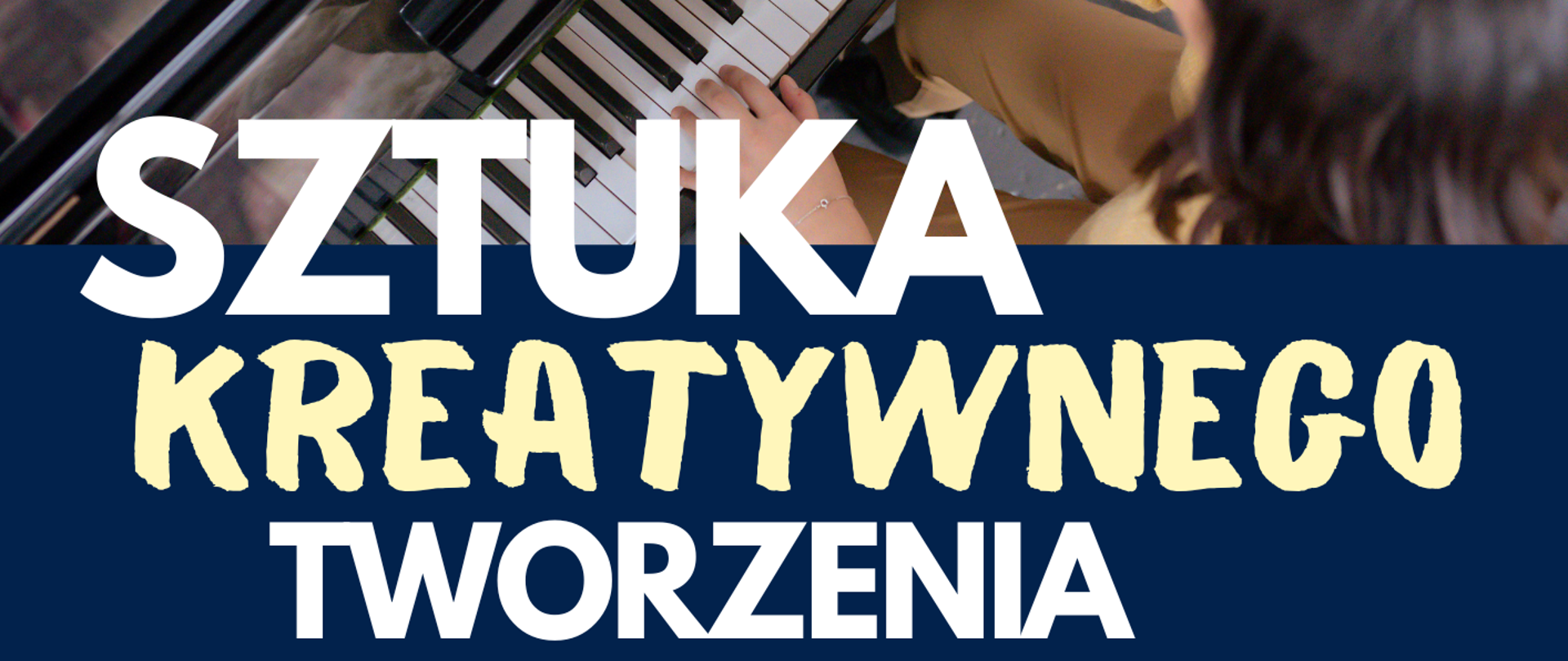 Zdjęcie przedstawia zaproszenie na zajęcia otwarte pt. "Sztuka kreatywnego tworzenia" prowadzone przez Marka Raczkowskiego, które odbędą się 24 marca o godzinie 17:00. W górnej części plakatu widnieje dziewczyna, która gra na pianinie. Napisy informujące o wydarzeniu są biało-czarne. 