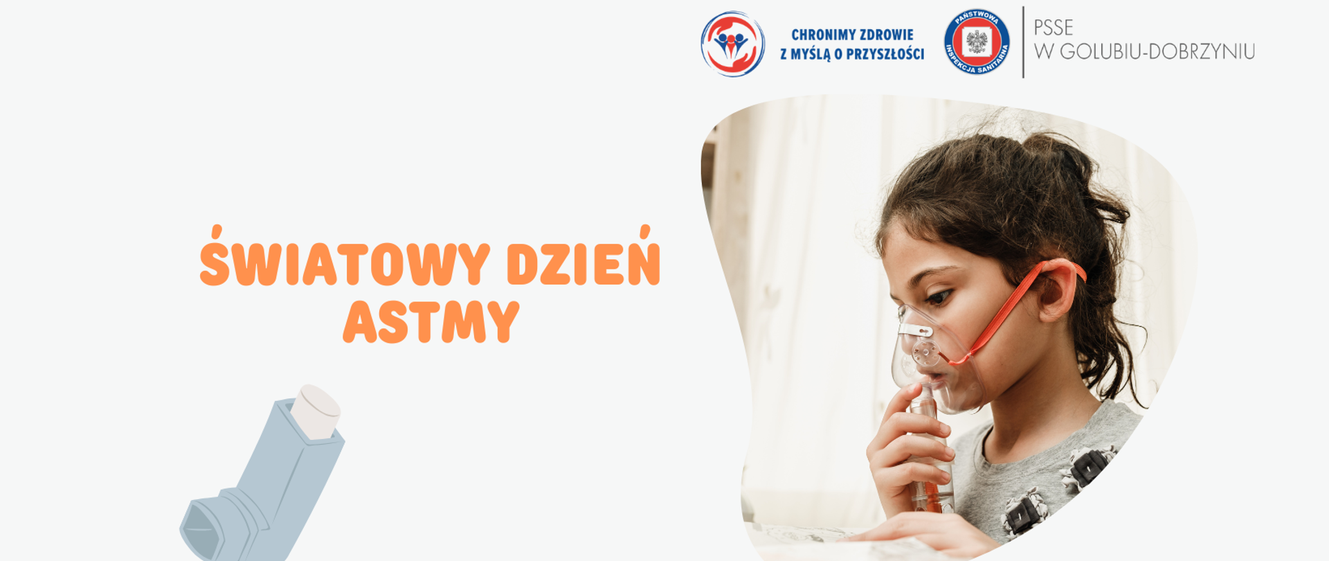 Grafika informacyjna z okazji Światowego Dnia Astmy. Po prawej stronie znajduje się zdjęcie dziewczynki korzystającej z inhalatora i maseczki do nebulizacji. Po lewej widoczny jest rysunek inhalatora oraz napis „ŚWIATOWY DZIEŃ ASTMY” w pomarańczowym kolorze. W górnej części umieszczono logotypy kampanii „Chronimy zdrowie z myślą o przyszłości”, Państwowej Inspekcji Sanitarnej oraz PSSE w Golubiu-Dobrzyniu. Tło grafiki jest jasnoszare.