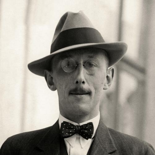 Kajetan Dzierżykraj-Morawski - portret mężczyzny w okrągłych okularach i szarym kapeluszu. Wąsy, muszka ciemna marynarka, kamizelka i biała koszula.