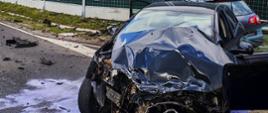 dwa pojazdy osobowe uszkodzone na skutek zderzenia