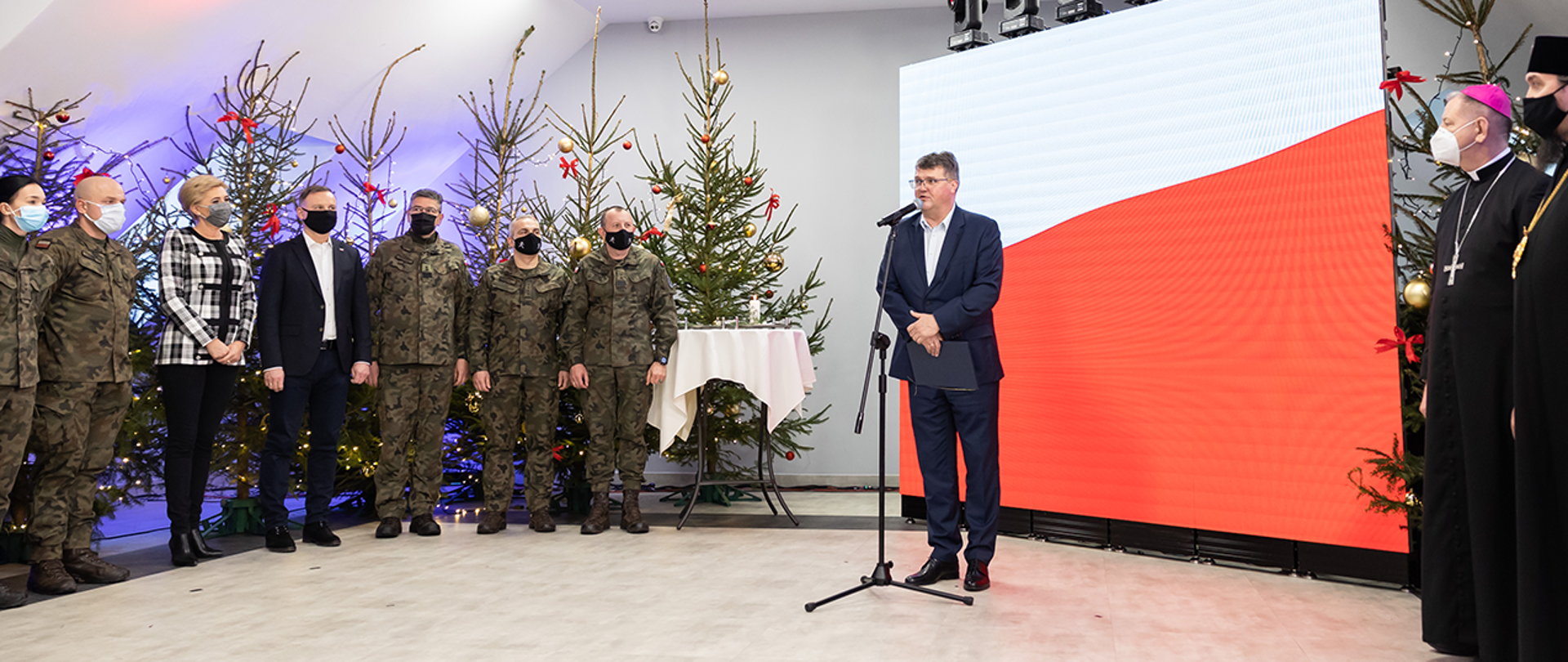 Na zdjęciu widać przemawiającego wiceministra Macieja Wąsika. Widać również m.in. Parę Prezydencką. 