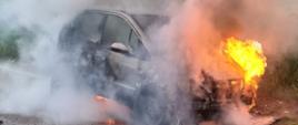Widać pożar samochodu, z pod maski wydostaje się ogień