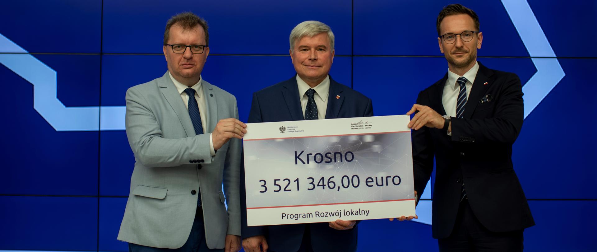 Na zdjęciu wiceminister funduszy i polityki regionalnej Waldemar Buda, prezydent Krosna Piotr Przytocki i poseł Piotr Babinetz w trakcie wręczania symbolicznego czeku.