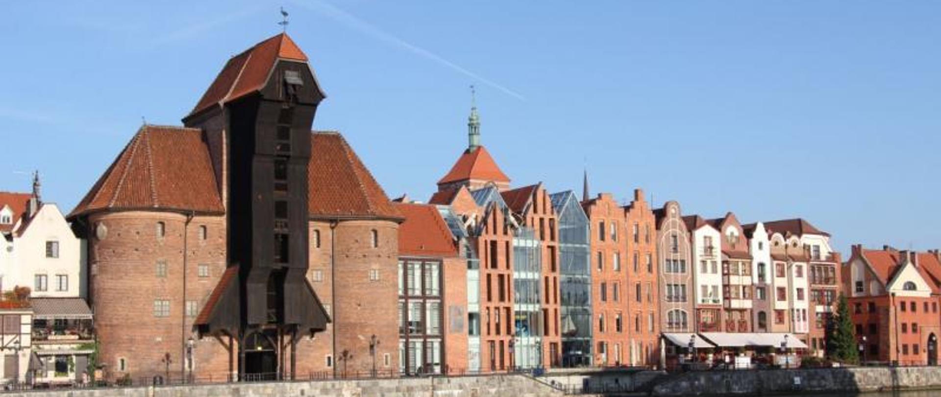 Gdański Żuraw, obok kamieniczki, w dole rzeka Motława