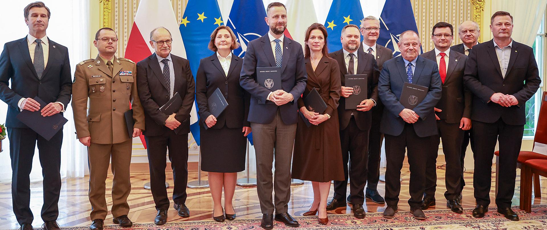28 maja 2025 r. w Warszawie, Władysław Kosiniak-Kamysz, wicepremier-minister obrony narodowej podpisał i wręczył 10 umów sygnatariuszom porozumienia dot. współpracy przy przygotowaniu specjalnego raportu na temat: Bezpieczeństwo łańcucha dostaw w polskim przemyśle obronnym. Fot. Krzysztof Niedziela/MON
