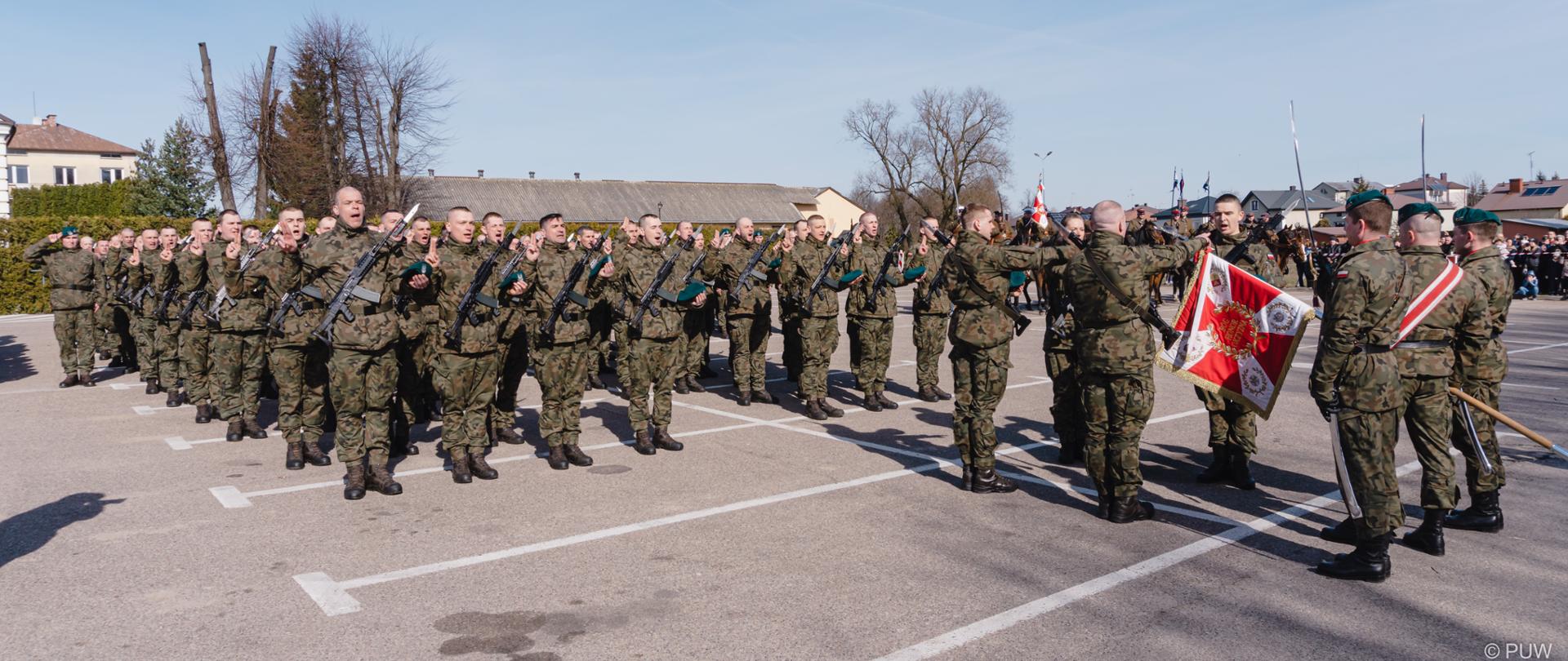 Prawie 100 żołnierzy ochotników złożyło przysięgę wojskową