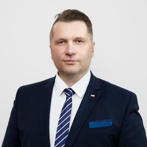 Mężczyzna w garniturze na szarym tle