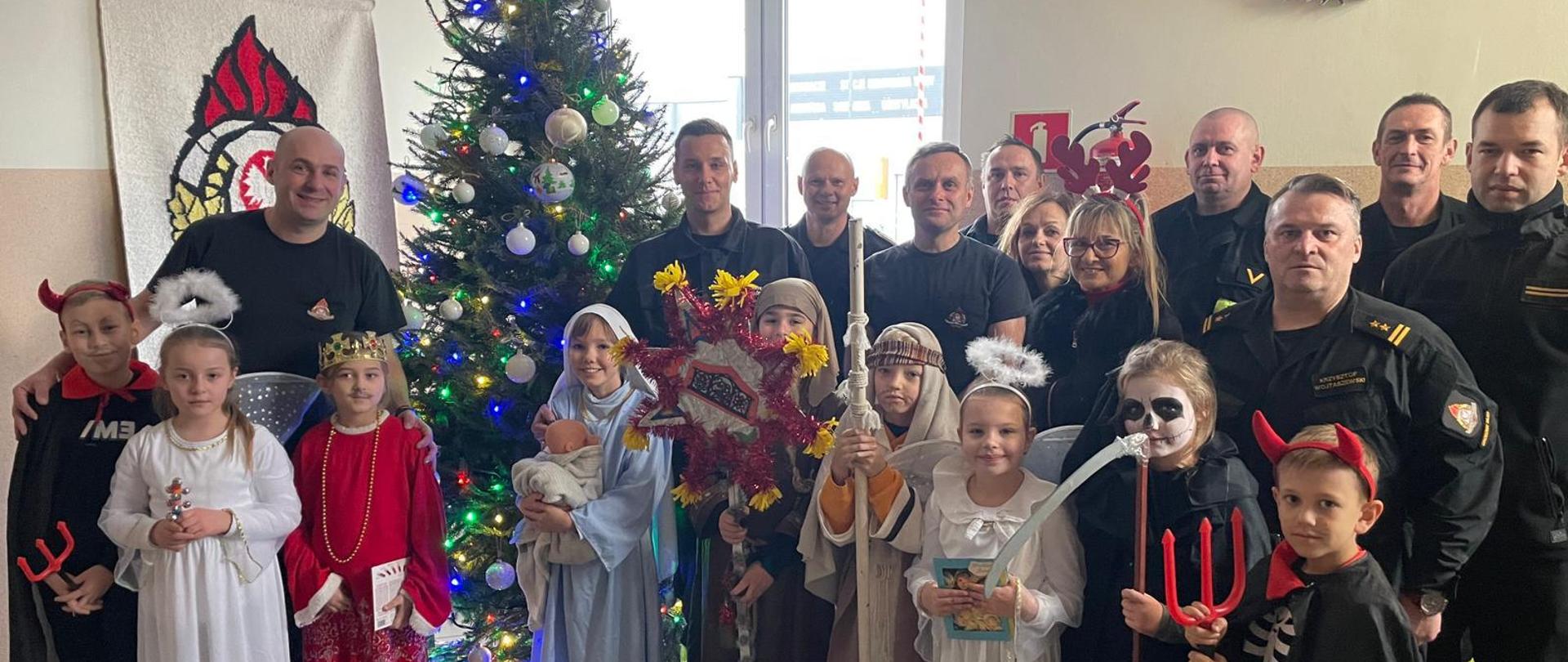 mali kolędnicy u strażaków