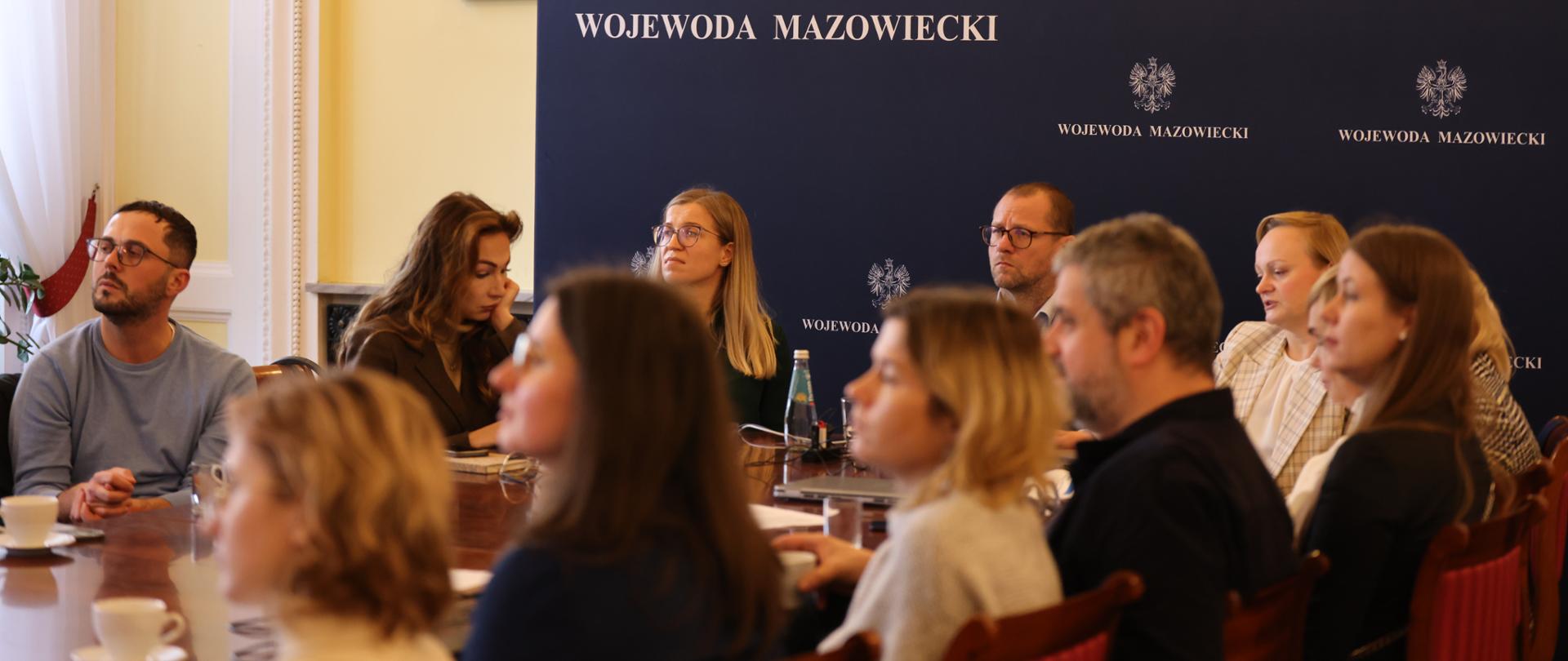 Na zdjęciu widać kobiety i mężczyzn