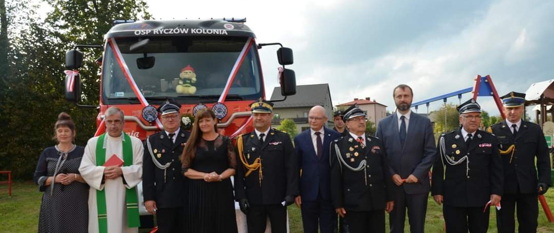Przekazanie samochodu ratowniczo-gaśniczego w jednostce OSP Ryczów-Kolonia